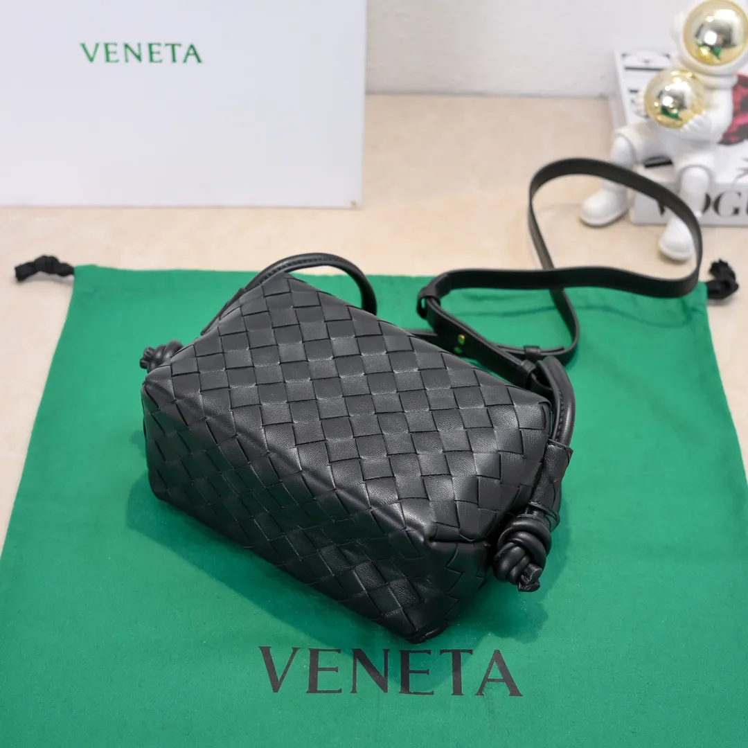 Batch 1360 BOTTEGA VENETA 2024 new loop is here! ! Many girls who like BV have owned the Loop bag. It has a simple appearance, classic weaving, and a compact and lightweight bag shape. This innovation continues the "camera bag" shape. Unlike the traditional Loop bag, which can only be worn as a crossbody bag, this innovation It can be carried by hand or cross-body, satisfying both the concave shape and daily needs. The oversized buckle can be folded and used as a handle. The sultry heat in summer ☀️ usually reduces people's desires. Having a lightweight bag will greatly enhance the happiness of traveling🫧 Style number: 6615 Size: 19*12*9cm